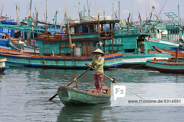 Vietnamesische Frau in einem Ruderboot  Phu Quoc Island  Vietnam  Asien  Südostasien