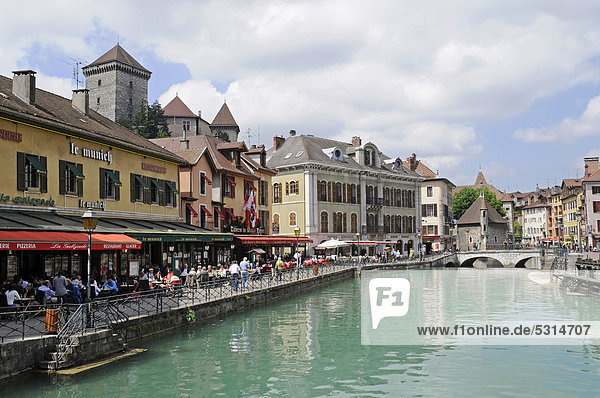 Thiou Fluss  Restaurants  Ufer  Burg  Altstadt  Palais de l'Isle  Annecy  Haute-Savoie  Rhone-Alpes  Frankreich  Europa