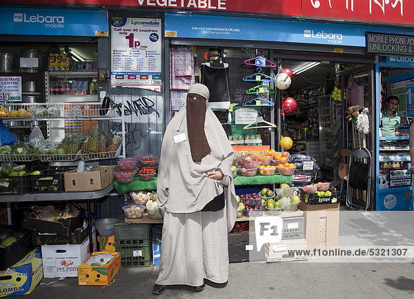 Kenza Drider  Muslima aus Paris  posiert mit Gesichtsschleier in einer Straße im Osten von London bevor sie bei einer moslemischen Konferenz auftrat  nach einer Gesetzesänderung war sie von der französischen Polizei verhaftet worden  da sie sich weigerte  den Niqab oder Gesichtsschleier abzulegen  London  England  Großbritannien  Europa