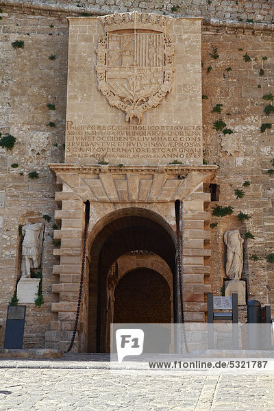 Portal de ses Taules  Haupteingang der Zitadelle von Dalt Vila  Ibiza  Spanien  Europa