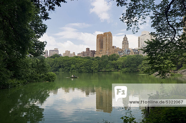 The Lake im Central Park mit Upper West Side  Manhattan  New York  USA  Amerika
