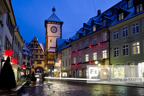 Schwabentor und vorweihnachtliche und verschneite Altstadt in Freiburg im Breisgau  Schwarzwald  Baden-Würtemberg  Deutschland  Europa