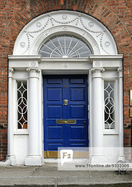 Blaue Haustür an Reihenhaus am Merrion Park  Dublin  Republik Irland  Europa