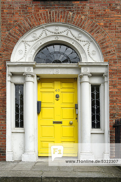 Gelbe Haustür an Reihenhaus am Merrion Park  Dublin  Republik Irland  Europa