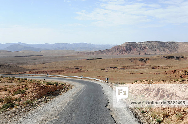 Straße im südlichen Hohen Atlas  Richtung Tichka-Pass  Marokko  Afrika