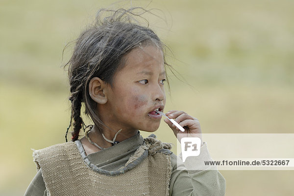 Tibetisches Mädchen  Porträt  Friendship Highway zwischen Lhatse und Tingri  Tibet  China  Asien