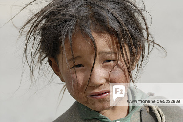 Tibetisches Mädchen  Porträt  Friendship Highway zwischen Lhatse und Tingri  Tibet  China  Asien