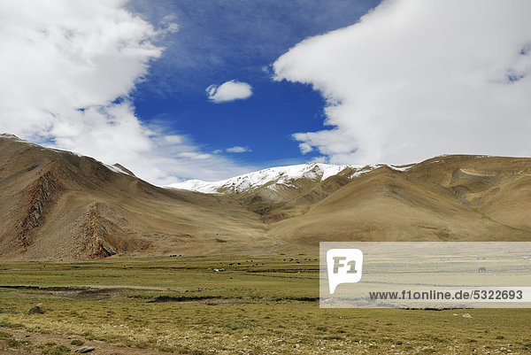 Gebirgslandschaft zwischen Thong La Pass und Nyalam  Friendship Highway  Tibet  China  Asien