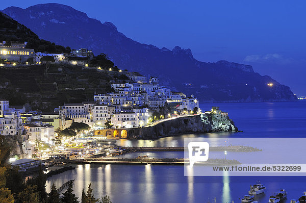 Nachtaufnahme von Amalfi  Costiera Amalfitana or Amalfiküste  UNESCO Weltkulturerbe  Kampanien  Italien  Europa