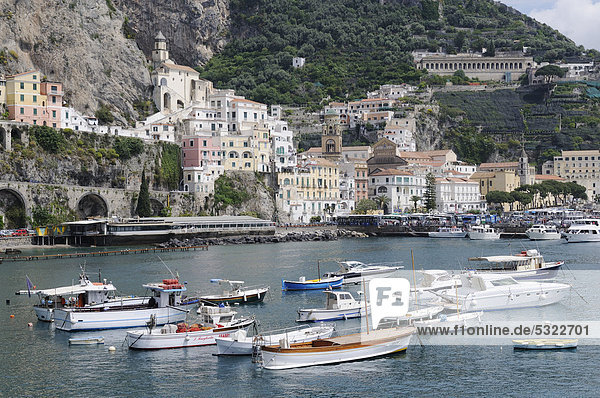 Boote im Hafen von Amalfi  Costiera Amalfitana or Amalfiküste  UNESCO Weltkulturerbe  Kampanien  Italien  Europa