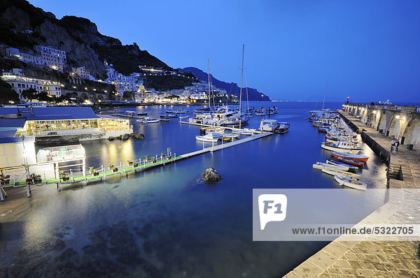 Nachtaufnahme  Boote im Hafen von Amalfi  Costiera Amalfitana or Amalfiküste  UNESCO Weltkulturerbe  Kampanien  Italien  Europa