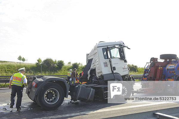 Schwerer Gefahrgut-LKW-Unfall auf der A8  Stuttgart  Baden-Württemberg  Deutschland  Europa