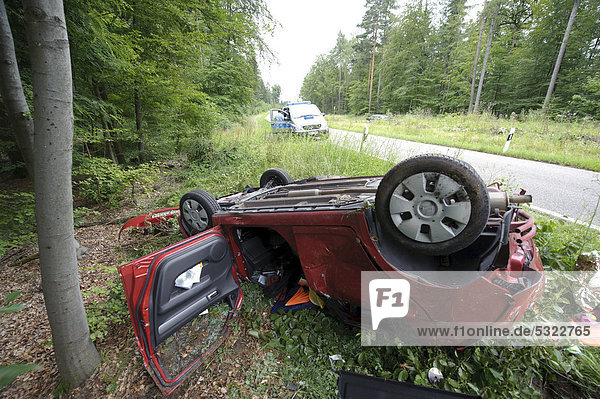 Ein roter Suzuki Swift liegt nach einem Verkehrsunfall auf der K 1209 beschädigt auf dem Dach  Lichtenwald  Baden-Württemberg  Deutschland  Europa