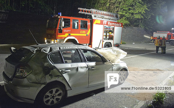 Wrack eines BMW nach einem Halb-Frontalzusammenstoß  dahinter ein Feuerwehrfahrzeug  Remseck  Baden-Württemberg  Deutschland  Europa