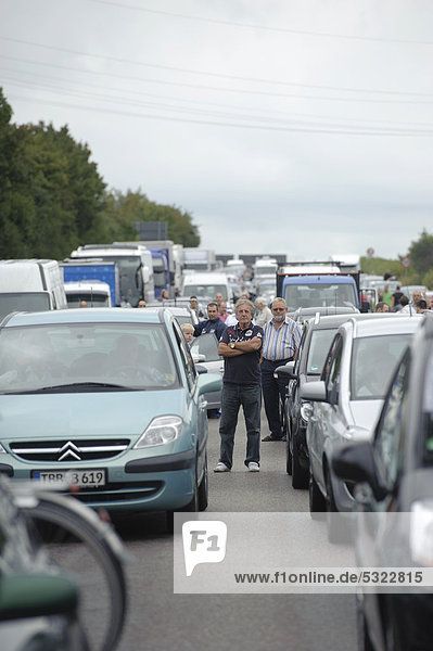 Menschen stehen auf der Autobahn  Stau nach einem schweren Verkehrsunfall auf der A 81  Ludwigsburg  Baden-Württemberg  Deutschland  Europa