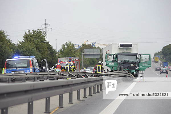 Ein 7  5 Tonner LKW steht nach einem schweren Verkehrsunfall auf der Mittelleitplanke der Autobahn 81  Ludwigsburg  Baden-Württemberg  Deutschland  Europa
