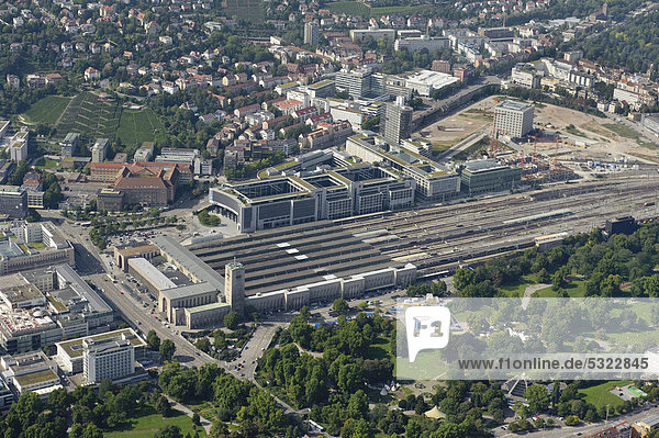 Luftbild  Stuttgarter Hauptbahnhof mit Bahnhofsturm  der Grundwassermanagement-Baustelle und den Gleisanlagen  die bei Stuttgart21 verschwinden sollen  Stuttgart  Baden-Württemberg  Deutschland  Europa