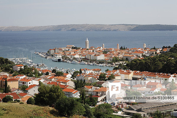 Blick auf die Stadt Rab  Insel Rab  Primorje-Gorski kotar  Kroatien  Europa