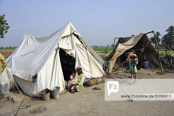 sitzend Eingang Gebäude Zelt Vernichtung Flut Mutter - Mensch Asien Pakistan Punjab