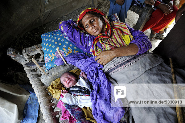 Familie mit neugeborenem Baby lebt seit der Flutkatastrophe 2010 in einem Zelt  Dorf Lashari Wala  Punjab  Pakistan  Asien