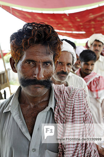 Mann mit großem Schnauzbart und henna-gefärbtem Haar  Portrait  Muzaffaragarh  Punjab  Pakistan  Asien