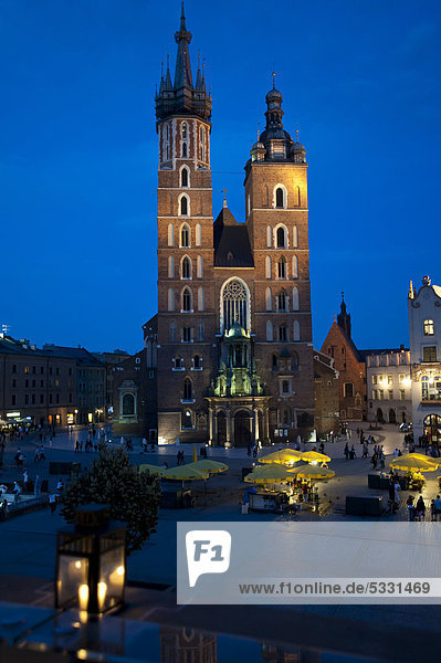 Marienkirche bei Dämmerung von der Terrasse der Tuchhallen  Rynek  Krakau  Krakow  Kleinpolen  Polen  Europa