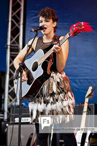 Die kanadisch-schweizerische Sängerin Christina Maria live beim Blue Balls Festival  Pavillon am See in Luzern  Schweiz  Europa