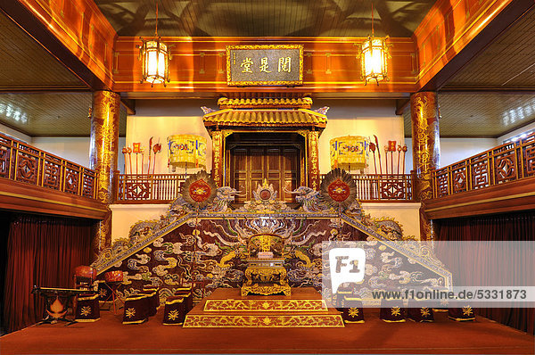 Innenraum des Theaters  Blick auf die Bühne  Kaiserpalast Hoang Thanh  Verbotene Stadt  Purpurstadt  Hue  UNESCO-Weltkulturerbe  Vietnam  Asien