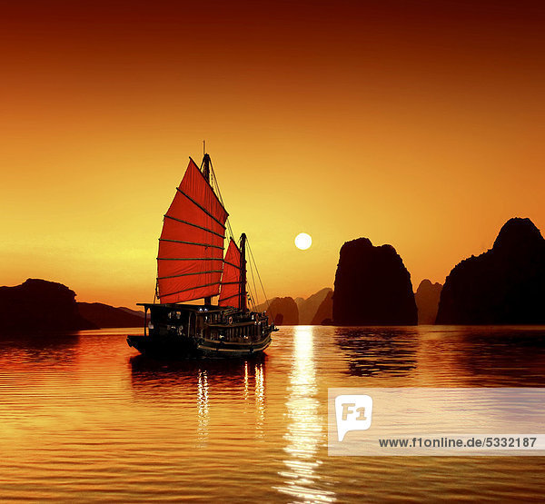 Dschunke am Meer der Halong Bucht  UNESCO Weltnaturerbe  Karstberge  stimmungsvoller Sonnenuntergang  Bild-Komposition  Vietnam  Asien