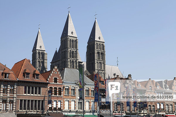 Grand Place mit der Kathedrale Notre-Dame  Liebfrauenkathedrale  erbaut 1110 bis 1325  UNESCO-Weltkulturerbes  Tournai  Provinz Hainaut oder Hennegau  Wallonie oder Wallonien  Belgien  Europa