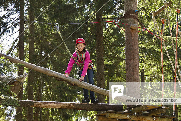 11 jähriges Mädchen im Kletterwald Garmisch-Partenkirchen  Oberbayern  Bayern  Deutschland  Europa
