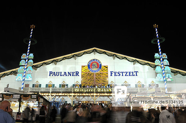 Hell erleuchtetes Paulaner Brauerei Winzerer Fähnd'l Festzelt bei Nacht  Oktoberfest 2010  München  Oberbayern  Bayern  Deutschland  Europa
