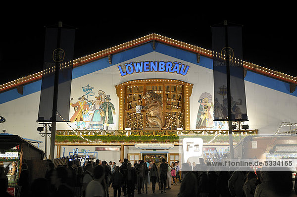 Hell erleuchtetes Löwenbräu Festzelt bei Nacht  Oktoberfest 2010  München  Oberbayern  Bayern  Deutschland  Europa