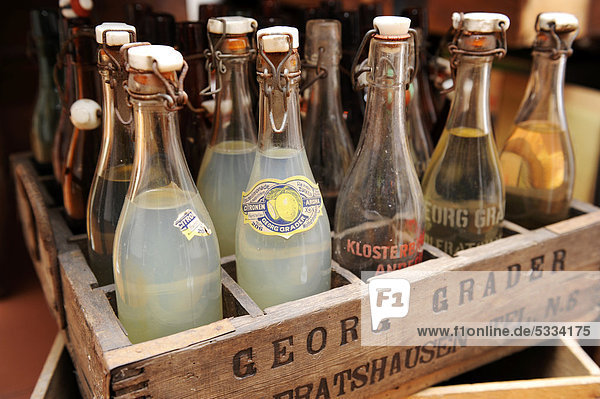 Alte Getränkeflaschen mit Bügelverschluss im Holzkasten,  Heimatmuseum Wolfratshausen,  Oberbayern,  Bayern,  Deutschland,  Europa