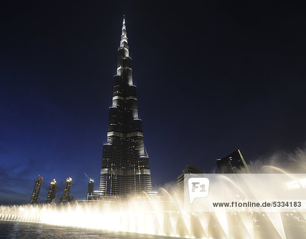 Burj Khalifa  Burj Chalifa  Burdsch Chalifa  der höchste Turm der Welt  828m Höhe  Dubai Fountain im Außenbereich der Dubai Mall  Dubai Business Bay  Downtown Dubai  Vereinigte Arabische Emirate  Naher Osten  Asien
