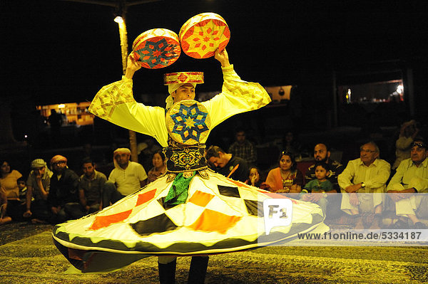 Folkloretanz im Wüstencamp  Dubai  Vereinigte Arabische Emirate  Arabien  Orient  Naher Osten