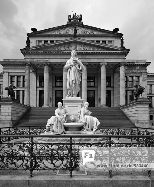 Schwarz-weiß-Aufnahme  Statue Friedrich Schiller vor Konzerthaus  Schinkelbau  Gendarmenmarkt  Bezirk Mitte  Berlin  Deutschland  Europa  ÖffentlicherGrund