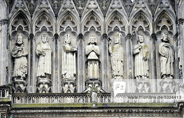 Galerie der Könige oberhalb der Hauptrosette zeigt die Taufe Chlodwig I. und die Statuen seiner Nachfolger  Westfassade  Kathedrale Notre-Dame  UNESCO-Weltkulturerbe  Reims  Champagne  Frankreich  Europa  ÖffentlicherGrund
