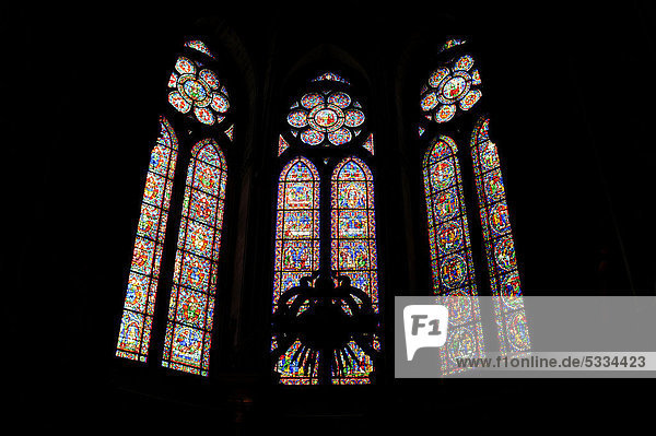 Historische farbige Glasfenster  Chapelle absidiale de Sainte Therese  Seitenkapelle  Kathedrale Notre-Dame  UNESCO-Weltkulturerbe  Reims  Champagne  Frankreich  Europa