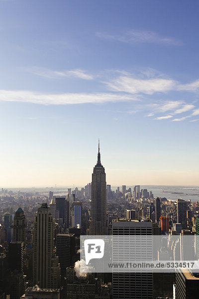 Blick vom Rockefeller Center auf das Empire State Building in Manhattan New York City Vereinigte Staaten USA Amerika