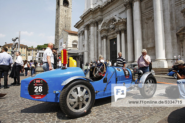 Oldtimer Bugatti T 35 T Baujahr 1926 vor Duomo Vecchio Piazza Paolo VI Mille Miglia 2011 Altstadt Brescia Lombardei Italien Europa