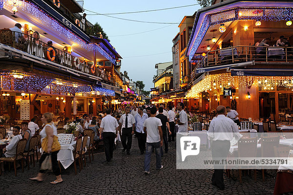 Restaurants im Hafenviertel Kumkapi am Marmarameer  Marmara denizi  Istanbul  Türkei