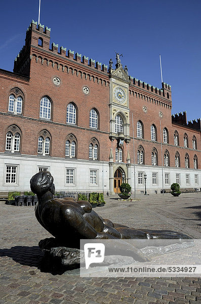 Skulptur vor dem Odenser Rathaus  Odense  Dänemark  Europa