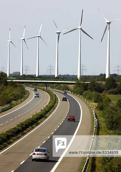 Windpark  Autobahn A31  bei Rhede Ems  Niedersachsen  Deutschland  Europa