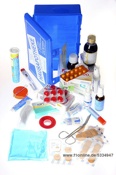 Hausapotheke mit einer Auswahl an Medikamenten  Verbandsmaterial