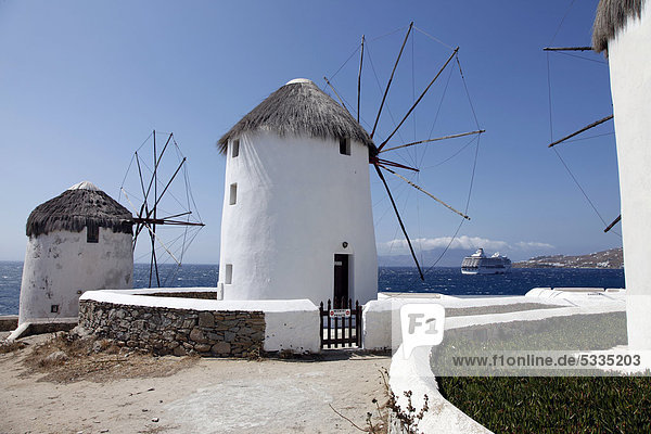 Windmühlen oberhalb der Altstadt von Mykonos Stadt  Mykonos  Griechenland  Europa