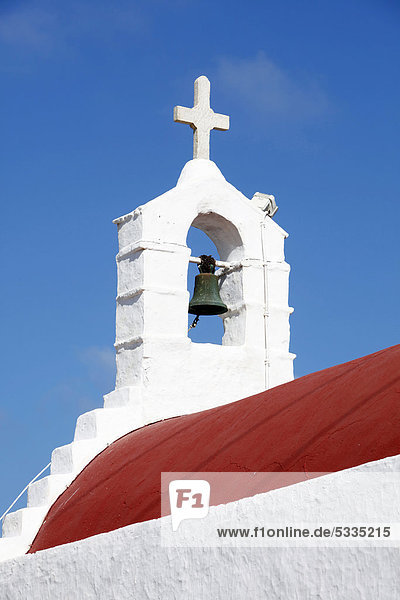 Glockenturm und Kreuz einer kleinen Kirche in der Altstadt von Mykonos  Griechenland  Europa