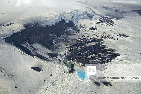 Luftaufnahme  blaue und grüne Gletscherseen am Kraterrand des Vulkan Grimsvötn im Eis des Gletschers Vatnajökull  Island  Europa