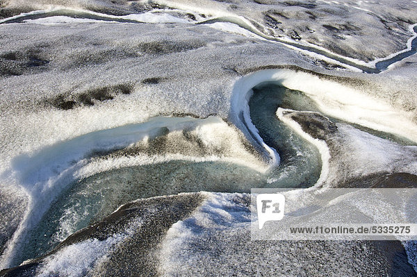 Schmelzwasserbach auf dem Gletscher Vatnajökull  Island  Europa