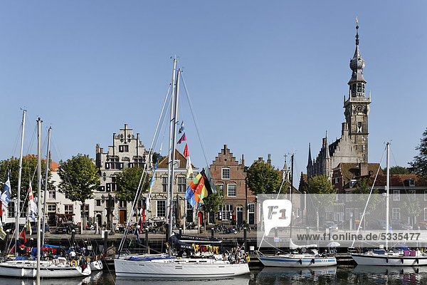 Jachthafen und Rathausturm  historisches Städchen Veere  Walcheren  Zeeland  Niederlande  Europa